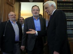 Pavlopoulos (d) ha encargado la formación de un Gobierno provisional. EFE / O. Panagiotou