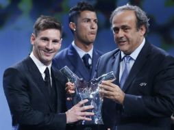 Lio Messi recibió el premio del presidente de UEFA, Michel Platini. EFE / G. Horcajuelo