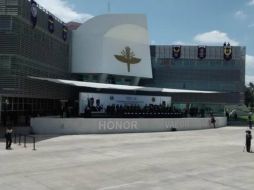 La ceremonia concluyó con un desfile previo a los honores a la bandera. EL INFORMADOR /