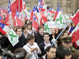 A la marcha también se unieron jóvenes de la educación secundaria, organizaciones sociales, sindicatos y profesores. EFE / S. Silva