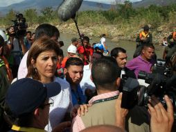Este jueves, la canciller colombiana visitó a los millares de colombianos deportados de Cúcuta, Colombia. EFE / M. Dueñas
