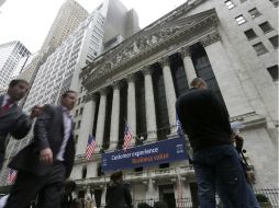 Los indicadores en la Bolsa de Valores de Nueva York inician sus transacciones aún con ligeros descensos. AP / ARCHIVO