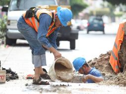 El SIAPA informa que el hundimiento tiene un volumen de cuatro metros por 1.50 metros por dos metros. FACEBOOK / SiapaGdl