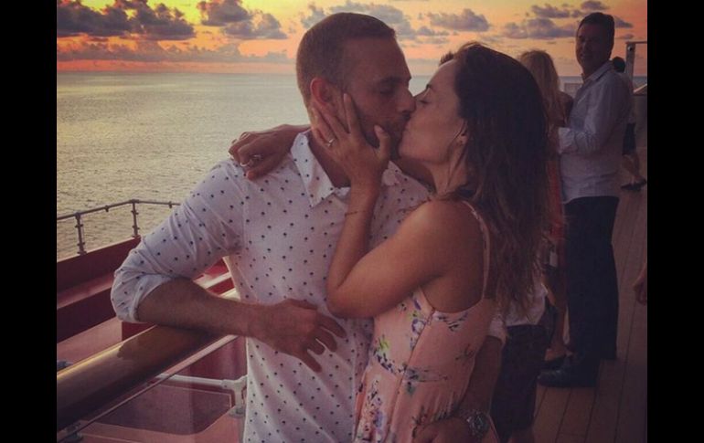 La actriz publica una foto en su cuenta de Instagram luciendo su anillo de compromiso. INSTAGRAM / @marimarvega