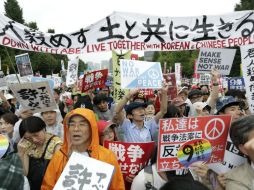 Entre las pancartas pueden leerse mensajes como No destruyan el artículo 9, que refiere a la renuncia del país a la guerra. EFE / K. Ota