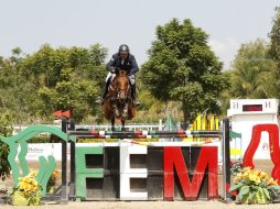 Nicolás Pizarro, montando 'Temascaltepec RM', durante su recorrido en el Clásico a 1.45 metros. EL INFORMADOR / A. Camacho