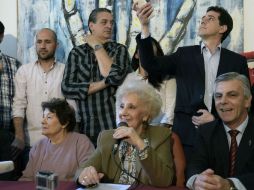 En conferencia de prensa, la organización subraya que los padres del bebé recién recuperado fueron secuestrados en 1977. AFP / J. Mabromata