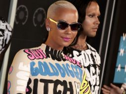 En la publicación se observa a la controvertida modelo vestida en un traje totalmente pegado con detalles y letras fosforescentes. EFE / P. Buck