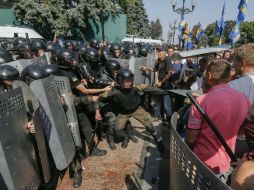 Al menos 90 miembros de las fuerzas de seguridad resultaron heridos en los choques con manifestantes nacionalistas. EFE / S. Dolzhenko