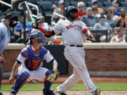 Ante la mirada del cátcher de los Mets, Anthony Recker, David Ortiz, de Boston, conecta jonrón durante el juego del domingo pasado. AP / K. Willens