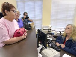 La pareja formada por Karen y April no pudo casarse debido a que no se les otorgó el permiso. AP / T. D. Easley