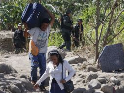 Colombianos han sido expulsados por las autoridades militares de Venezuela. AFP / S. Mendoza