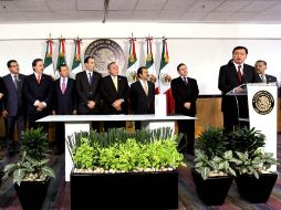 El secretario de Gobernación, Miguel Ángel Osorio Chong (derecha), presentó el III Informe de Gobierno en el Congreso. SUN / R. Romero