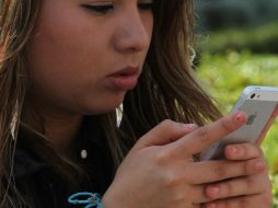 Actualmente las personas viven en un mundo lleno de tecnología, por lo que es común estirarse para alcanzar el celular o teclado. NTX / ARCHIVO