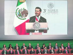 Atentos. El gabinete entero escucha el discurso que el Presidente Enrique Peña Nieto dirige a los mexicanos. AP /