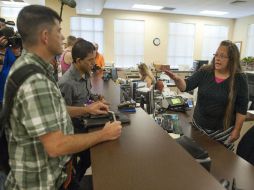 Una pareja de hombres homosexuales recibe la negativa de Kim Davis para emitir una licencia de matrimonio para personas del mismo sexo. AFP /