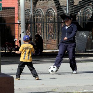 Recomiendan consumo de frutas y proteínas para cuidar huesos en niños