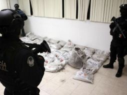 Las autoridades trasladan los costales a instalaciones de la SEIDO para verificar el tipo y peso de la sustancia. ESPECIAL / www.segob.gob.mx