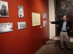 Eduardo Gómez Becerra, director del MAS, presenta algunas de las piezas que rescatan el trabajo arquitectónico de Pedro Castellanos. EL INFORMADOR / A. García