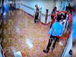 El video muestra como el paramédico que daba asistencia a Lerdo de Tejada deja su labor para destrabar la camilla. YOUTUBE / Viraliza T