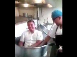 Entre risas, los implicados se graban y divierten entre los utencilios de cocina. YOUTUBE / Mexicoviral