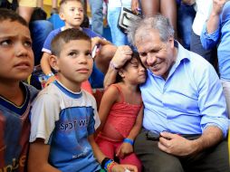 Luis Almagro, abraza a niños de un albergue en la frontera entre Colombia y Venezuela del sector de La Parada, cerca a Cúcuta. EFE / M. Dueñas