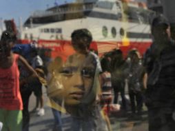 Un niño refugiado de la guerra de Siria mira a través de la ventanilla de un autobús tras su llegada al puerto del Pireo en Atenas. EFE / O. Panagiotou