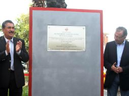 Hernández (i) califica como justo el homenaje al profesor Cadena. ESPECIAL / Ayuntamiento de Guadalajara