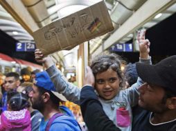 Un tren con 800 personas a bordo era esperado para poco después de la medianoche y otro con mil para la madrugada. AP / J. Meyer