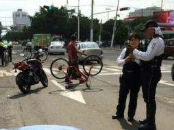 Policía de Zapopan y personal de Semefo acudieron al lugar del accidente. ESPECIAL /