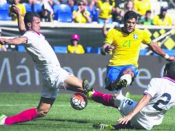 El delantero brasileño Hulk (21) al momento de disparar a la portería costarricense. EFE / E. Bayer