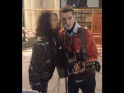 Después de cantar, Tyler saludó al músico y posó para fotografías con un pequeño grupo de personas. YOUTUBE / Geor Geor