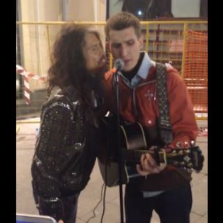 Steven Tyler canta con músico callejero