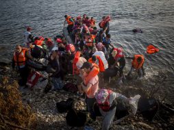 Dos mil 500 migrantes desembarcaron el lunes en el Pireo, a donde llegaron desde Lesbos a bordo del ''Eleftherios Venizelos''. AP / S. Palacios
