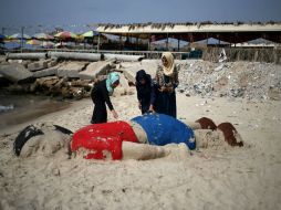 La estatua de varios metros de largo, reproduce la imagen del cuerpo de Aylan boca abajo en una playa en Turquía. AFP / M. Abed