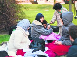 Protestan. Refugiados sirios permanecen afuera del Palacio de Gobierno de Montevideo. AP /