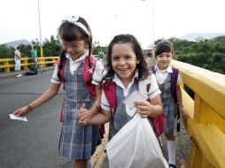 Niños residentes de la zona limítrofe venezolana atraviesan el corredor humanitario para ir de Venezuela a Colombia a la escuela. EFE / S. Mendoza