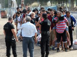 Personas migran de países en conflicto para tener una mejor vida. AFP / S. Mitrolidis