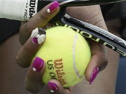 Las uñas postizas se ven padres, pero solamente lastiman y debilitan las uñas naturales. EFE / ARCHIVO