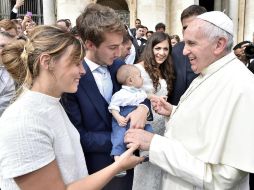 El Pontífice exhorta a formar y acompañar a las parejas jóvenes, antes y después del matrimonio. EFE /