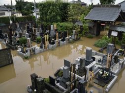 Los medios nipones también mostraron imágenes de calles y carreteras completamente anegadas. EFE / F. Robichon