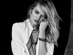 En la imagen, Candice posa con una camisa blanca y deja ver un poco de sus senos. INSTAGRAM / @angelcandices