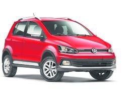 El Crossfox estrena los colores Azul Noche metálico y el Plata Tungsteno metálico. ESPECIAL / Volkswagen
