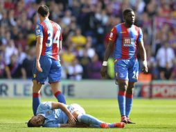 El ex atacante del Atlético de Madrid recibe una artera patada sobre la rodilla derecha por parte de Scott Dann. AFP / G. Kirk