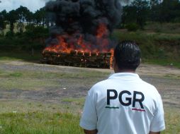 Cuatro toneladas de estupefacientes decomisados por los tres niveles de gobierno son incineradas en la Venta del Astillero. ESPECIAL /