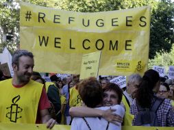 En Madrid, miles de personas recorren algunas calles del centro de la ciudad con pancartas con el lema 'Bienvenidos refugiados'. NTX / J. Rojas