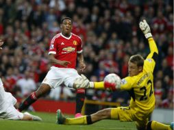 El delantero francés de 19 años del United, Anthony Martial, debutó ayer con este gol ante el Liverpool. AFP / J. Super