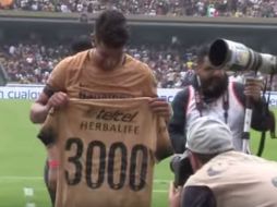 Herrera recibió esta playera por su gol. YOUTUBE / Pumas MX
