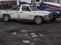 Ramiro Hernández explica que el problema es a nivel del drenaje, lo que ocasiona que los trabajos del bacheo no duren. EL INFORMADOR / ARCHIVO