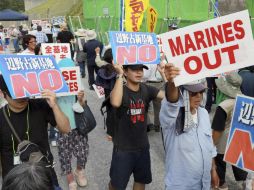 Manifestantes protestan ante el campo de Marines de Estados Unidos en Nago, en contra de la construcción de una nueva base militar. EFE / H. Maeshiro